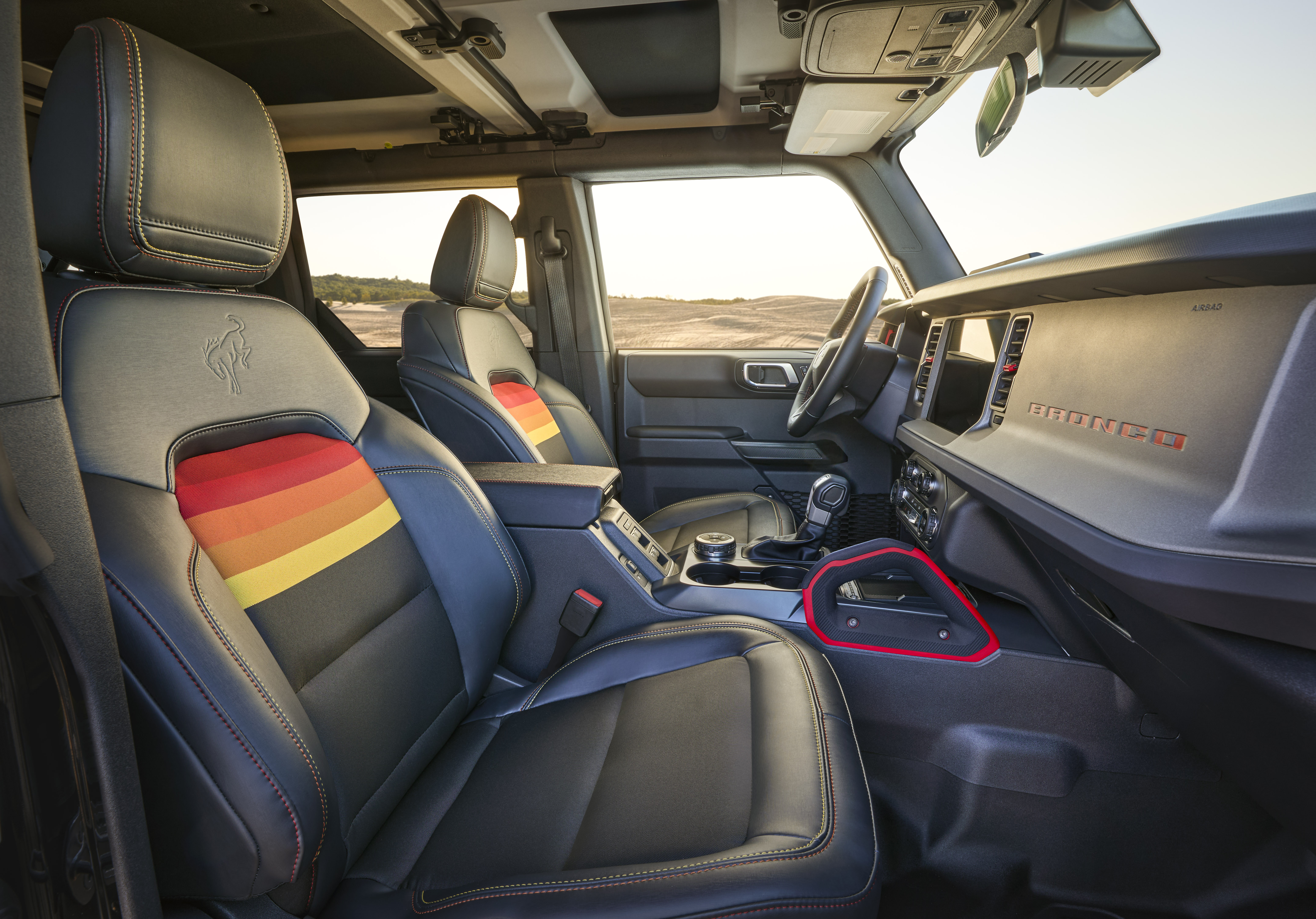 Preproduction 2025 Bronco Big Bend® with optional equipment, Free Wheeling Package, and simulated screen shown. Available Fall 2024.
